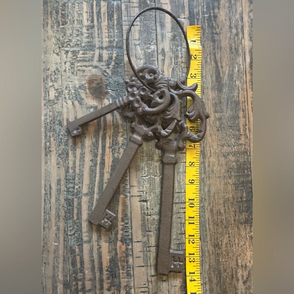 Metal Skeleton Keys Decor - Picture 4 of 9